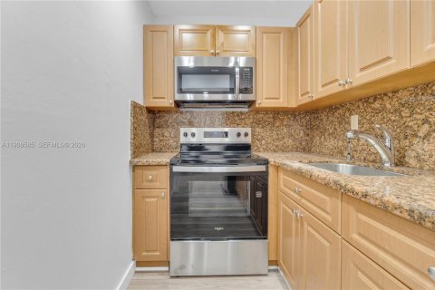 Condo in Miami, Florida, 2 bedrooms  № 2059892 - photo 7