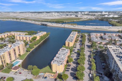 Condo in Miami, Florida, 2 bedrooms  № 2059892 - photo 5