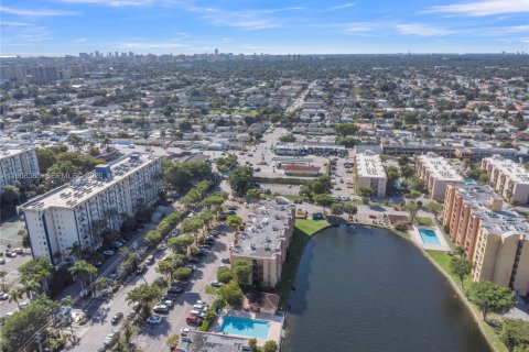 Condo in Miami, Florida, 2 bedrooms  № 2059892 - photo 18