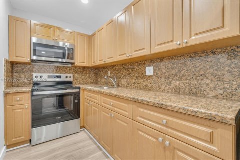 Condo in Miami, Florida, 2 bedrooms  № 2059892 - photo 19