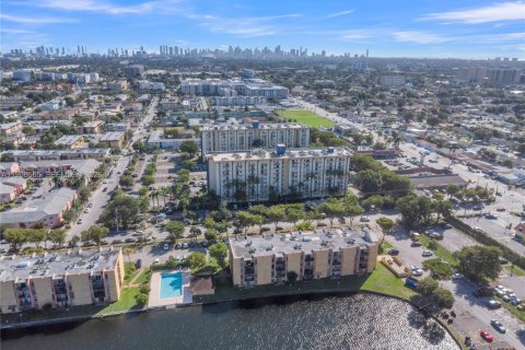 Condo in Miami, Florida, 2 bedrooms  № 2059892 - photo 17