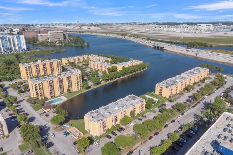 Condo in Miami, Florida, 2 bedrooms  № 2059892 - photo 14