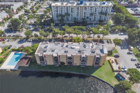 Condo in Miami, Florida, 2 bedrooms  № 2059892 - photo 13