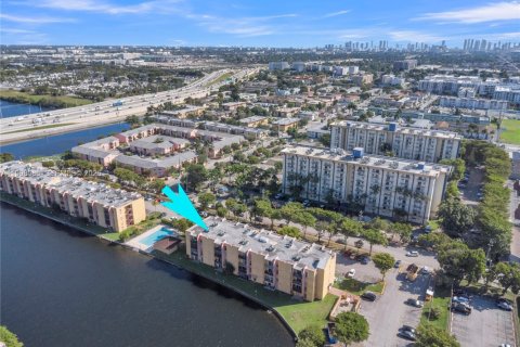 Condo in Miami, Florida, 2 bedrooms  № 2059892 - photo 15