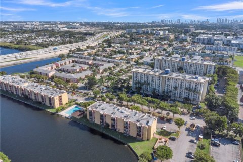 Condo in Miami, Florida, 2 bedrooms  № 2059892 - photo 16