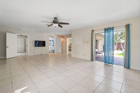 House in Saint Petersburg, Florida 3 bedrooms, 207.54 sq.m. № 1837667 - photo 15