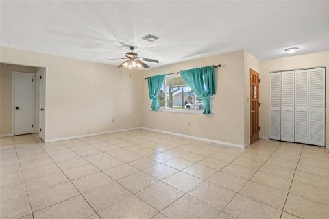 House in Saint Petersburg, Florida 3 bedrooms, 207.54 sq.m. № 1837667 - photo 3