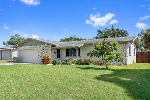 House in Saint Petersburg, Florida 3 bedrooms, 207.54 sq.m. № 1837667 - photo 1
