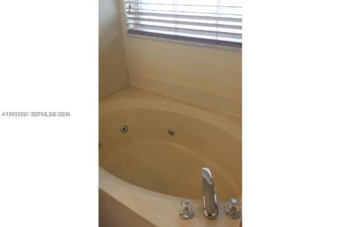 House in Miramar, Florida 4 bedrooms, 222.13 sq.m. № 1998349 - photo 3