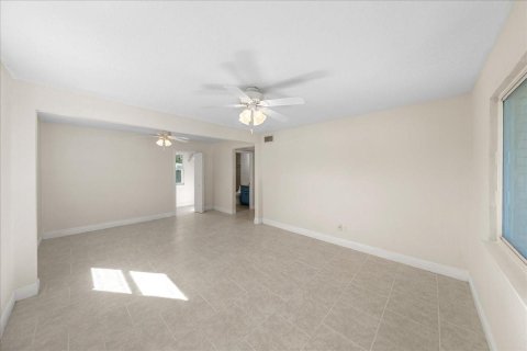 House in Palm Bay, Florida 3 bedrooms, 166.95 sq.m. № 1029729 - photo 1