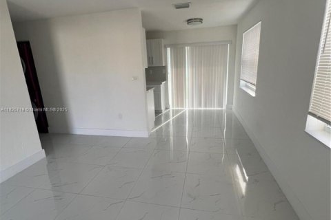 Villa ou maison à vendre à Miami, Floride: 3 chambres, 87.61 m2 № 1796375 - photo 2