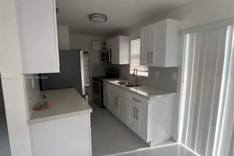 Villa ou maison à vendre à Miami, Floride: 3 chambres, 87.61 m2 № 1796375 - photo 1