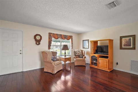 House in The Villages, Florida 2 bedrooms, 106.65 sq.m. № 1881230 - photo 10