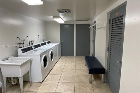 Copropriété à louer à Hollywood, Floride: 2 chambres, 102.19 m2 № 2002772 - photo 22