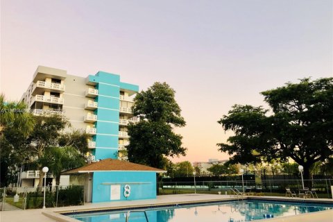 Copropriété à louer à Hollywood, Floride: 2 chambres, 102.19 m2 № 2002772 - photo 24