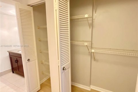 Copropriété à louer à Hollywood, Floride: 2 chambres, 102.19 m2 № 2002772 - photo 16