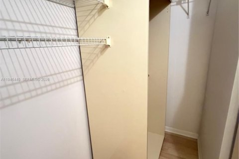 Copropriété à louer à Hollywood, Floride: 2 chambres, 102.19 m2 № 2002772 - photo 17