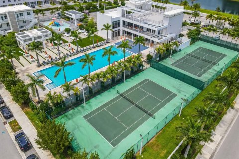 Condo in Doral, Florida in LANDMARK  № 2034540 - photo 24