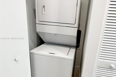 Condo in Doral, Florida in LANDMARK  № 2034540 - photo 9