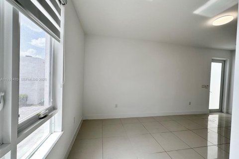 Condo in Doral, Florida in LANDMARK  № 2034540 - photo 2