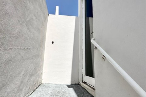 Condo in Doral, Florida in LANDMARK  № 2034540 - photo 13