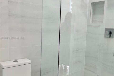 Condo in Doral, Florida in LANDMARK  № 2034540 - photo 10