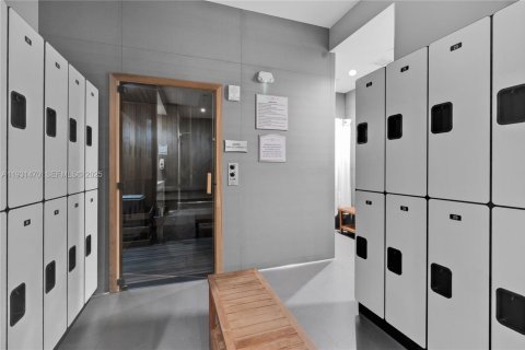 Condo in Doral, Florida in LANDMARK  № 2034540 - photo 27