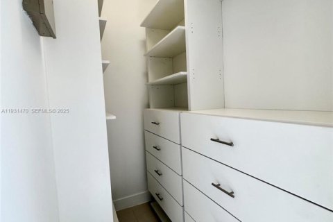 Condo in Doral, Florida in LANDMARK  № 2034540 - photo 14