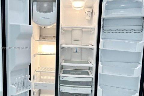 Condo in Doral, Florida in LANDMARK  № 2034540 - photo 7