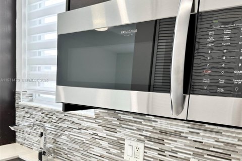 Condo in Doral, Florida in LANDMARK  № 2034540 - photo 5