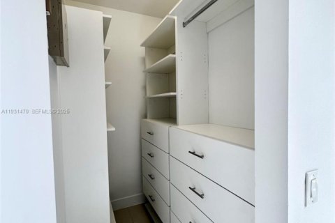 Condo in Doral, Florida in LANDMARK  № 2034540 - photo 15