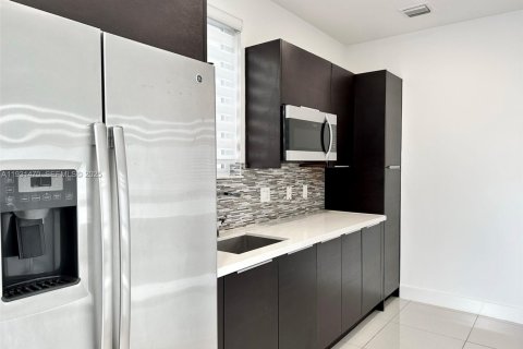 Condo in Doral, Florida in LANDMARK  № 2034540 - photo 3