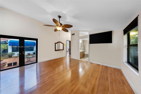 Villa ou maison à vendre à Miami, Floride: 5 chambres, 337.51 m2 № 1929057 - photo 21