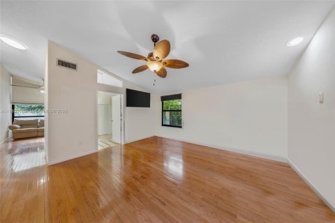 Villa ou maison à vendre à Miami, Floride: 5 chambres, 337.51 m2 № 1929057 - photo 20