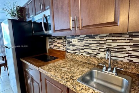 Купить кондоминиум в Санни-Айлс-Бич, Флорида 33.44м2, № 2055152 - фото 3