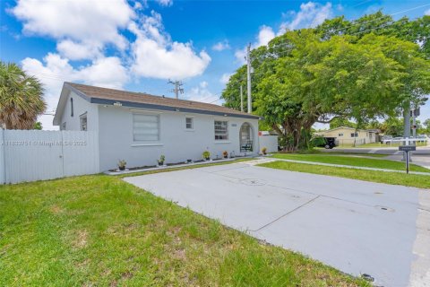 Villa ou maison à vendre à Miami, Floride: 3 chambres, 123.37 m2 № 1814759 - photo 3