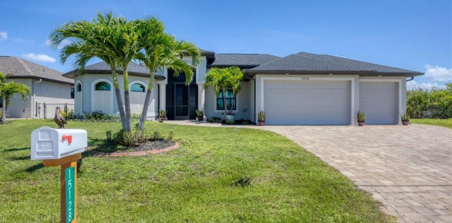 House in Port Charlotte, Florida 3 bedrooms, 179.49 sq.m. № 1819379