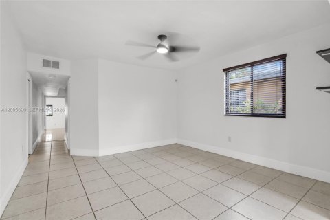House in Miami, Florida 3 bedrooms, 159.42 sq.m. № 2073661 - photo 3