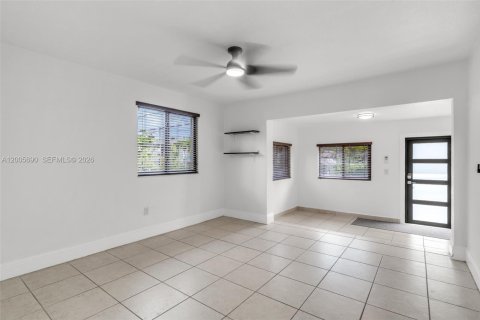 House in Miami, Florida 3 bedrooms, 159.42 sq.m. № 2073661 - photo 5