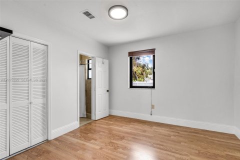 House in Miami, Florida 3 bedrooms, 159.42 sq.m. № 2073661 - photo 16