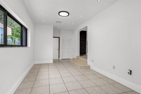 House in Miami, Florida 3 bedrooms, 159.42 sq.m. № 2073661 - photo 12