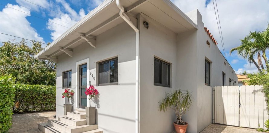 House in Miami, Florida 3 bedrooms, 159.42 sq.m. № 2073661