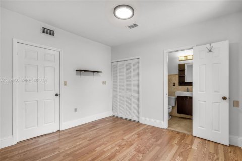 House in Miami, Florida 3 bedrooms, 159.42 sq.m. № 2073661 - photo 18