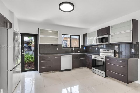 House in Miami, Florida 3 bedrooms, 159.42 sq.m. № 2073661 - photo 8