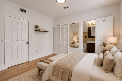 House in Miami, Florida 3 bedrooms, 159.42 sq.m. № 2073661 - photo 19