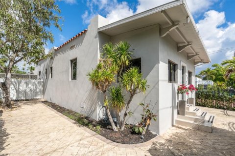 House in Miami, Florida 3 bedrooms, 159.42 sq.m. № 2073661 - photo 2