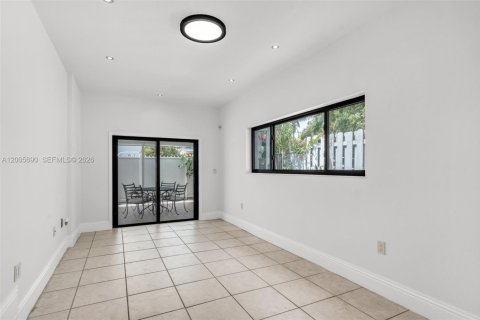 House in Miami, Florida 3 bedrooms, 159.42 sq.m. № 2073661 - photo 9