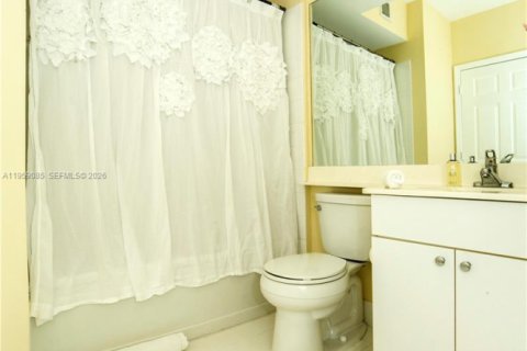 Copropriété à louer à Sunny Isles Beach, Floride: 2 chambres, 103.68 m2 № 2023575 - photo 21