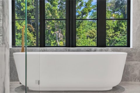 House in Miami, Florida 5 bedrooms, 360.65 sq.m. № 1972830 - photo 21