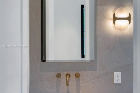 House in Miami, Florida 5 bedrooms, 360.65 sq.m. № 1972830 - photo 22